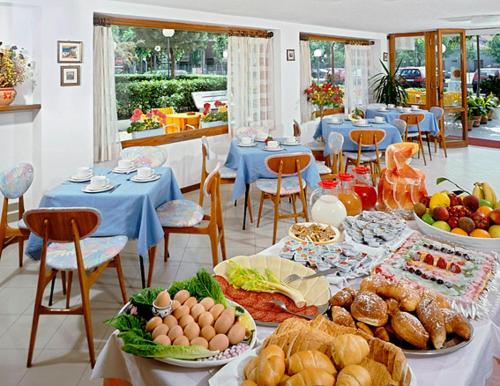 een tafel met veel borden eten erop bij Hotel Corallo in Misano Adriatico