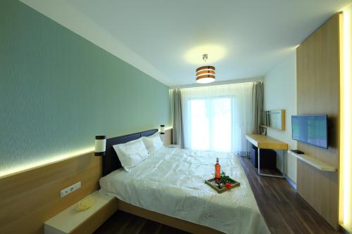 ヴァレンツァにあるBamboo Garden & Wellnessのベッドルーム1室(トレイ付きベッド1台付)