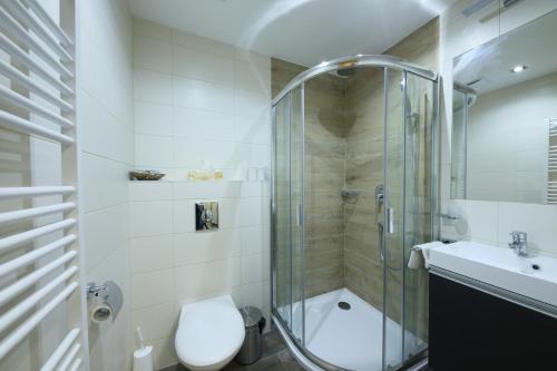 uma casa de banho com um chuveiro, um WC e um lavatório. em Bamboo Garden & Wellness em Velence