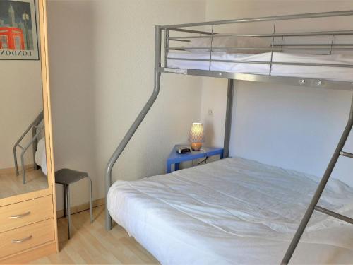 Łóżko lub łóżka piętrowe w pokoju w obiekcie Holiday Home Les Villas sur la Colline