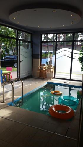 una gran piscina en una casa en Villa Reza, en Pobierowo