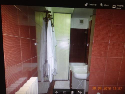 y baño con lavabo blanco y aseo. en Casa vacanze "Le tre sorelle", en San Benedetto del Tronto