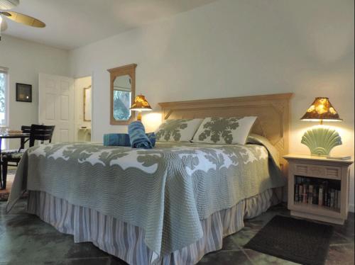 Кровать или кровати в номере Hale Pua Villa - Hibiscus Suite