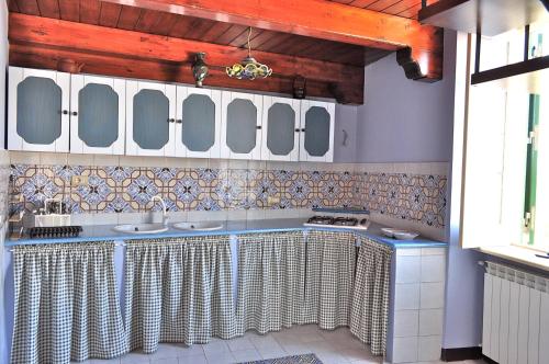 cocina con 2 lavabos y encimera en Appartamento di Villa Ellizabeth, en Milazzo