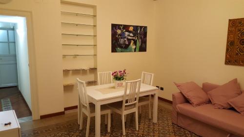 sala de estar con mesa y sofá en CasaLù, en Palermo