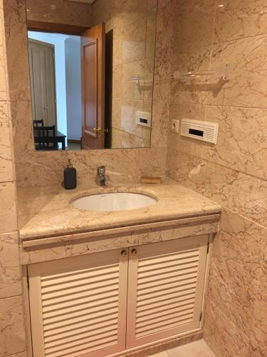 W łazience znajduje się umywalka i lustro. w obiekcie 8-bit-building w Lizbonie