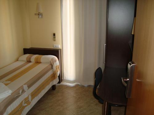 Ένα ή περισσότερα κρεβάτια σε δωμάτιο στο Hostal Sant Sadurní