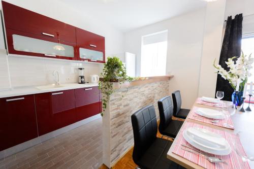Kuchyň nebo kuchyňský kout v ubytování APARTMENT ANA 4+2
