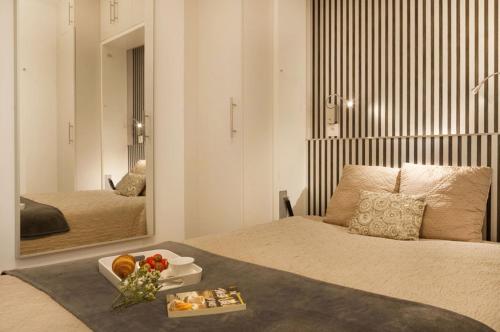 - une chambre avec un lit et un plateau de nourriture dans l'établissement Two Bedroom Luxury Apartment - Balcony with View of Notre Dame, à Paris