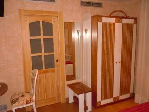 a room with a mirror and a table and a chair at Posada La Torre de los Isla & Spa in Beranga