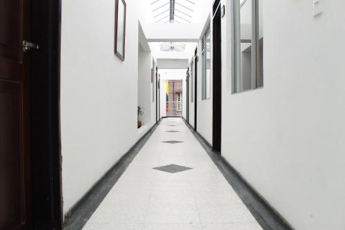 an empty hallway with white walls and a ceiling at Hotel Royal Suite in Manizales