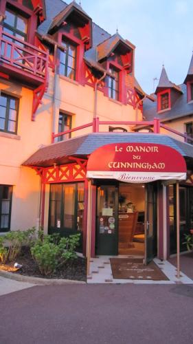 a building with a red sign in front of it at Manoir Du Cunningham in Saint Malo