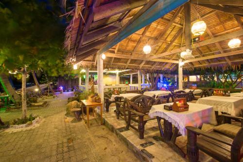 A restaurant or other place to eat at Bottle Beach 1 Resort