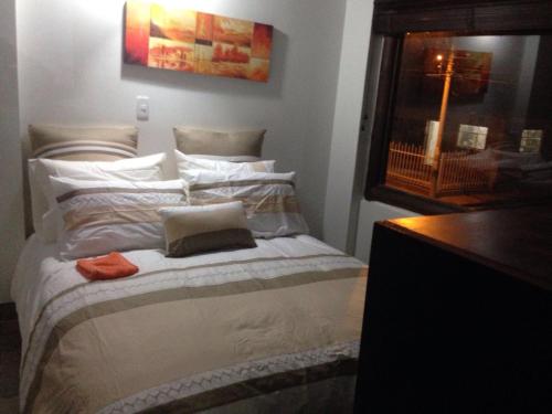 a bedroom with a bed with white sheets and pillows at La Casona Cucaita in Cucaita