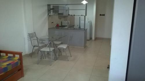 cocina con mesa y sillas en una habitación en Apartament in Palermo - Bogado en Buenos Aires