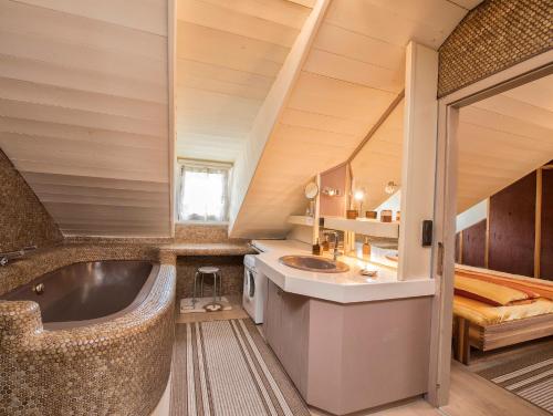 ein Bad mit Badewanne und ein Bett in einem Zimmer in der Unterkunft Südtiroler Stube in Seefeld in Tirol