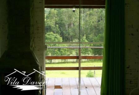 ein Fenster in einem Zimmer mit Blick auf einen Hof in der Unterkunft Si­tio Vila Davero in Socorro