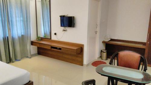 Nalanda Innにあるテレビまたはエンターテインメントセンター