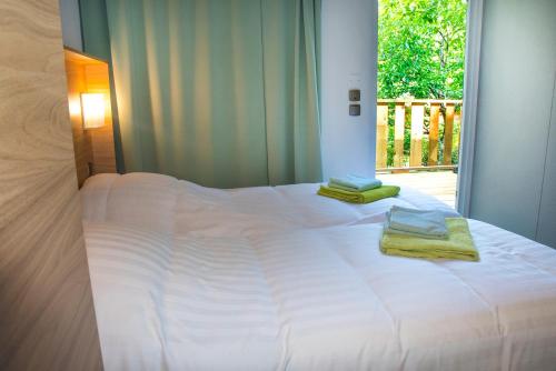 サント・フォワ・ラ・グランドにあるMoulin des Sandauxの窓付きの客室の白いベッド1台