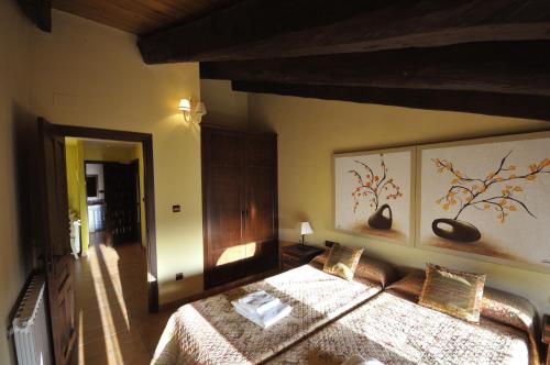 sypialnia z dużym łóżkiem w pokoju w obiekcie Apartamentos El Canonigo de Teruel w mieście Teruel