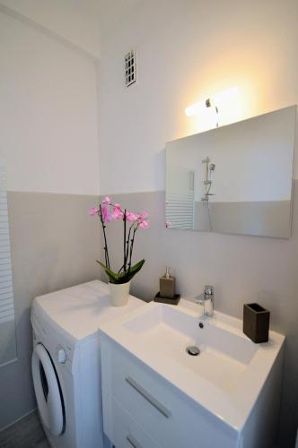 une salle de bain blanche avec un lavabo et des toilettes dans l'établissement Promenade Sea Front, à Nice