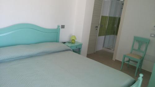 MontauroにあるVilla Claleのベッドルーム(青いベッド1台、椅子付)