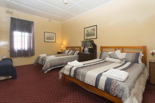 Säng eller sängar i ett rum på Southern Railway Hotel Goulburn