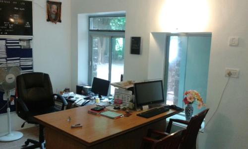 un ufficio con una scrivania e un computer di Hotel Kailas a Ellora