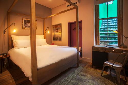 Tempat tidur dalam kamar di The Grey Hotel