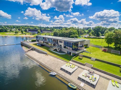 una vista aerea di una casa sull'acqua di Beverly Weekend a Butgenbach