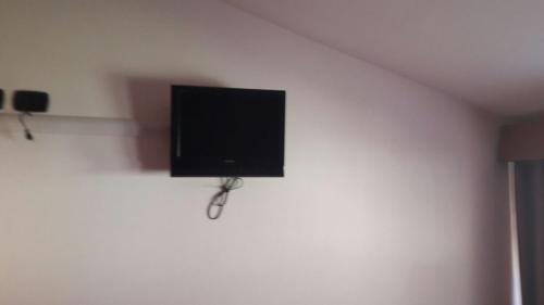 una TV a schermo piatto appesa a un muro di Affittacamere L'Airone a Villetta Barrea