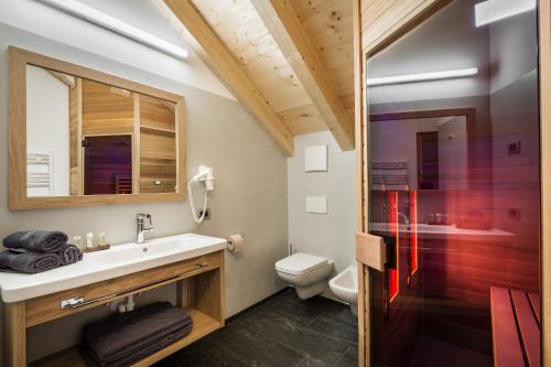 un baño con lavabo e inodoro en Natur Luch Sossach, en La Villa