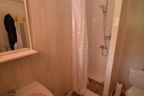 une salle de bain avec une douche, des toilettes et un lavabo dans l'établissement Appartement Altair, au Lavandou