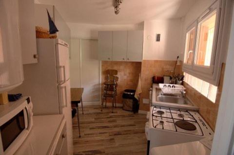 ル・ラヴァンドゥーにあるAppartement Altairのキッチン(白いコンロ、シンク付)