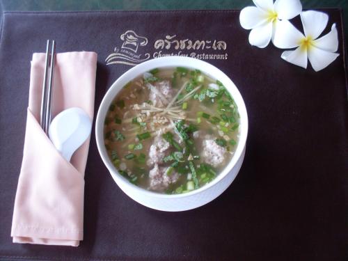 een kom soep bovenop een tafel bij Samroiyod Holiday Resort in Sam Roi Yot