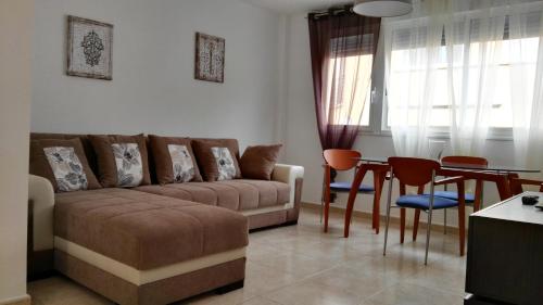 a living room with a couch and a table at Piso Geneto con garaje in Las Lagunas