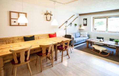 フューゲンにあるHaus Sonneneckのリビングルーム(大きな木製テーブル、椅子付)