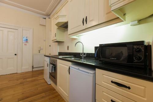 A kitchen or kitchenette at Dublin Vacation Rentals
