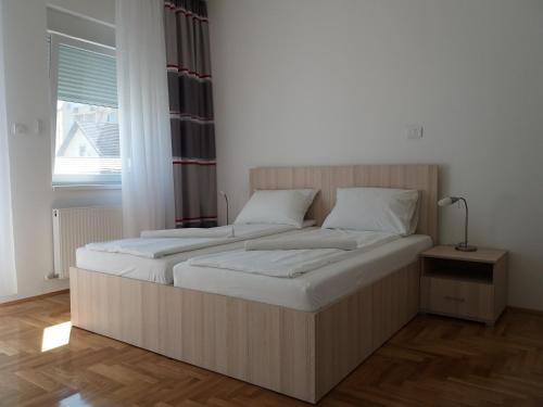 una camera con due letti e una finestra di Apartment Subotica a Subotica