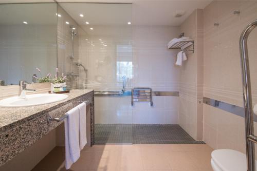 a bathroom with a sink and a shower at La Costa Hotel Golf & Beach Resort in Pals