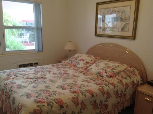 מיטה או מיטות בחדר ב-Birch Patio Motel