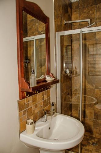 Bilik mandi di Cornerstone Bed and Breakfast Kroonstad