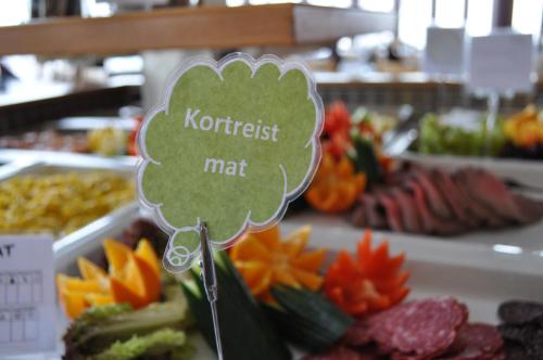 Makanan di atau di tempat lain dekat hotel