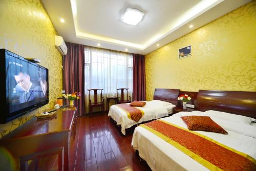 En eller flere senger på et rom på Emeishan Moon Bay Hotel