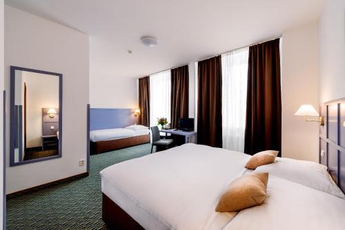 Postel nebo postele na pokoji v ubytování Central Hotel Prague
