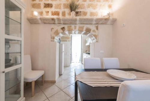 a kitchen and dining room with a table and chairs at Domus Chiara in Monopoli