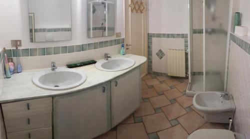 ゴルフォ・アランチにあるTaverna Derosasのバスルーム(洗面台2台、トイレ付)