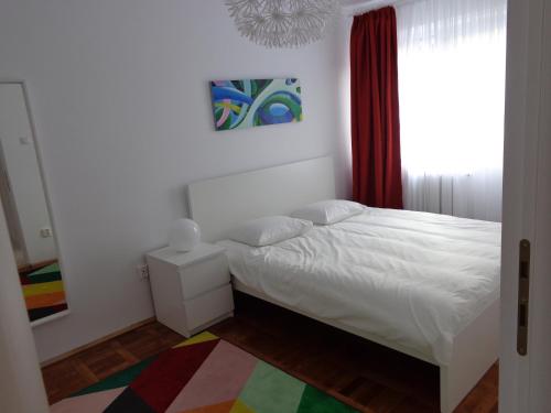 アルバ・ユリアにあるOlympus Apartmentのベッドルーム(白いベッド1台、窓付)