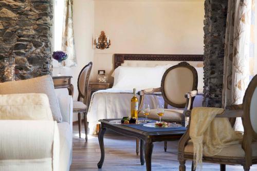 um quarto com uma cama e uma mesa com bebidas em Boutique Hotel Elvezia em Stresa