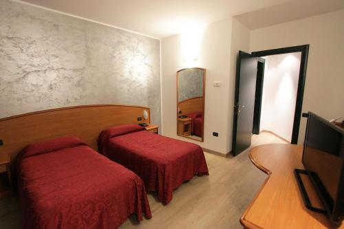 Ένα ή περισσότερα κρεβάτια σε δωμάτιο στο Hotel Europa